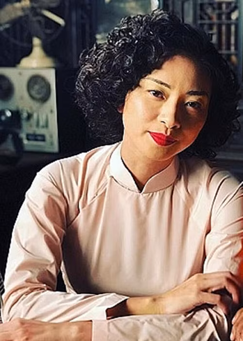 Trước “The old guard”, Ngô Thanh Vân đóng phim “Da 5 Bloods” lên sóng tháng 6/2020. Vai diễn của cô là Hanoi Hannah – một nữ phát thanh viên người Việt Nam hoạt động trong thời chiến. Diễn xuất của Ngô Thanh Vân được thể hiện chủ yếu qua gương mặt, giọng nói. Ảnh: Thế giới điện ảnh