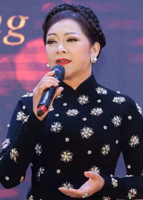 Để lấy lại giọng hát và tinh thần, Như Quỳnh có những cuộc độc thoại với chính mình. Cô không cho phép việc bản thân làm bố mẹ và con gái buồn phiền. Ngoài ra, Như Quỳnh còn hát cho bản thân nghe những bản nhạc Bolero và ra ngoài chơi với bạn bè. Ảnh: Phụ nữ và gia đình