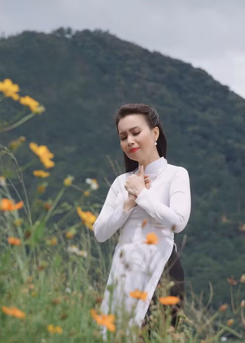 Cẩm Ly sang Mỹ khám bệnh và được chỉ định phải mổ nạo xoang. Nữ ca sĩ tâm sự nằm trên giường bệnh, nhiều lúc cô ứa nước mắt khi nghĩ về tương lai sau này. “Tôi rất sợ bị mất giọng, không thể lên sân khấu hát và gặp gỡ khán giả”, Cẩm Ly nói.