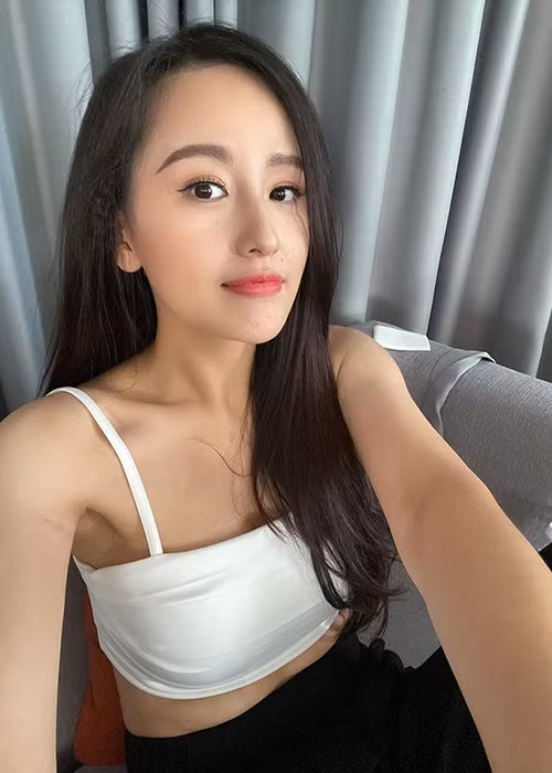 Trước đây, cô từng vấp phải những ý kiến trái chiều vì chia sẻ hình ảnh quá gợi cảm.