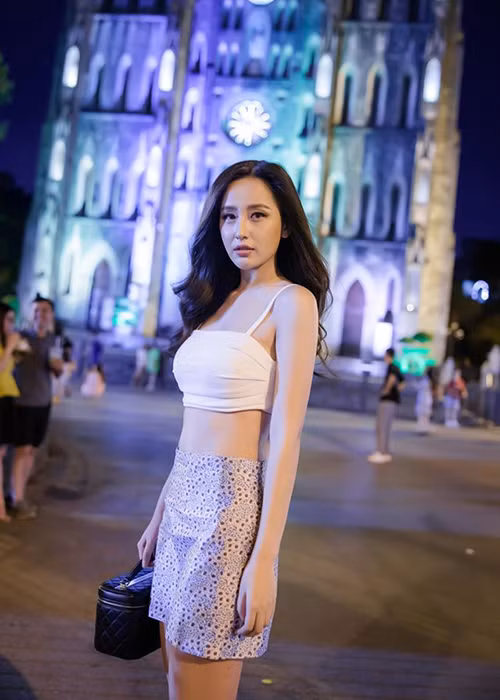 Gần đây, Mai Phương Thúy chăm khoe vòng eo con kiến.