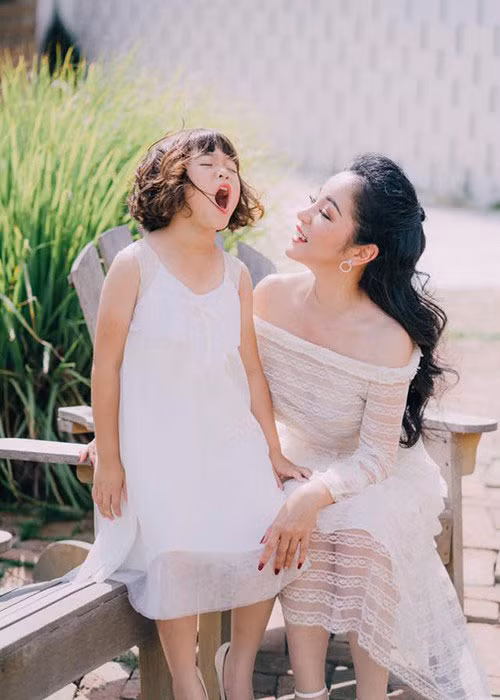 Bé Nguyệt Cát - con gái của Thúy Nga nay đã lớn phổng phao, có vẻ ngoài xinh xắn.