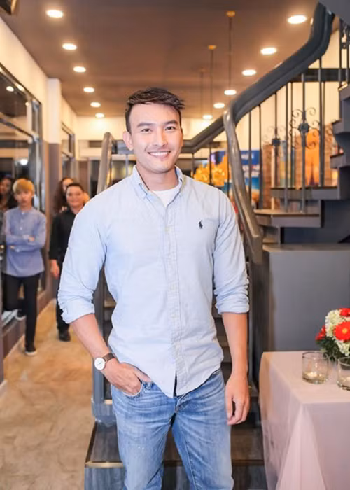 Chan Than San cho biết, anh nhận được nhiều lời gạ gẫm, đa phần từ người thuộc giới tính thứ ba. “Có đại gia điện thoại năn nỉ mời mình gặp... Chỉ gặp mặt và ngồi hóng gió, ngắm trăng rồi ăn cho đại gia coi thôi mà trả mình 50.000 USD”, hot boy một thời cho hay. Ảnh: Dân Việt Mời quý độc giả xem video "Từ bỏ ước mơ nghề nghiệp vì bị gạ tình công sở". Nguồn VTC Now