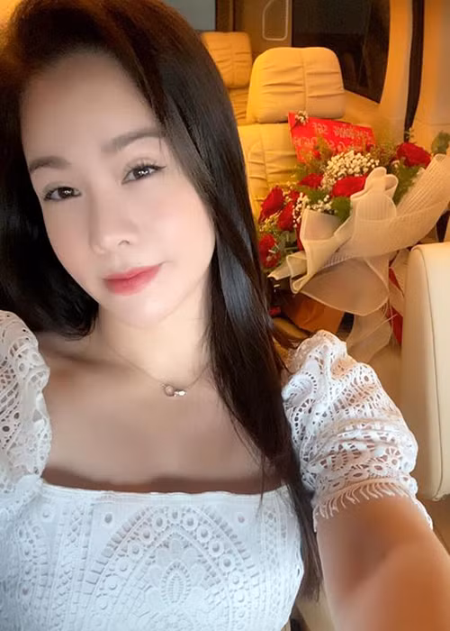 Nhật Kim Anh trông tươi tắn khi đi nhận xe.
