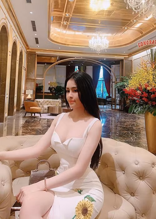 Cô nàng vẫn chuộng trang phục gợi cảm.