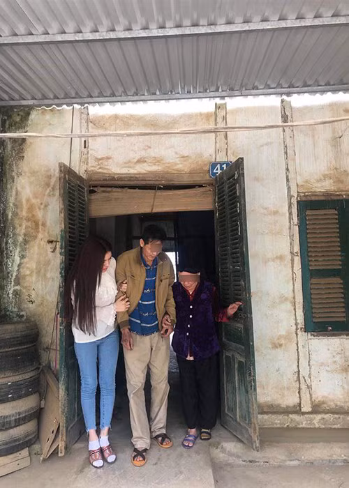 Sau scandal bán dâm, Thư Dung từng có khoảng thời gian về quê nhà Hà Giang để chăm bố bệnh tật, phụ mẹ bán trái cây ngoài chợ. Ảnh: Vietnamnet