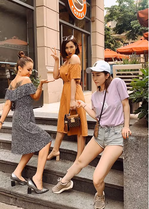 Bạn bè vốn là chỗ dựa tinh thần của Quỳnh Nga khi hôn nhân đổ vỡ khiến cô khủng hoảng, chông chênh.