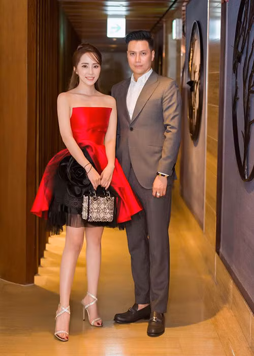Chia sẻ về Việt Anh, Nhã của "Về nhà đi con" khen đồng nghiệp là người ga-lăng, ấm áp, rất yêu chiều các đàn em trong nhóm chơi chung. Ngoài ra, trong mắt của Quỳnh Nga, Việt Anh còn là mẫu đàn ông kiếm được tiền, có sức hút. Tuy nhiên, Quỳnh Nga sẽ không chọn Việt Anh vì thấy bây giờ anh hơi phức tạp. Mời quý độc giả xem video "Quỳnh Nga chia sẻ lý do ly hôn và tin đồn là người thứ 3". Nguồn VTC