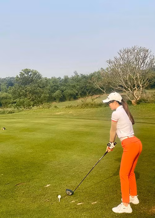 Ngoài đi du lịch, Quỳnh Nga còn có nhiều sở thích khác như nấu ăn, đánh golf, trồng cây.