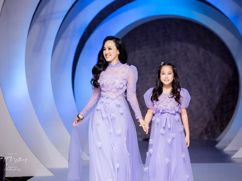 Con gái của Hoài Anh đã lớn phổng phao, xinh xắn.