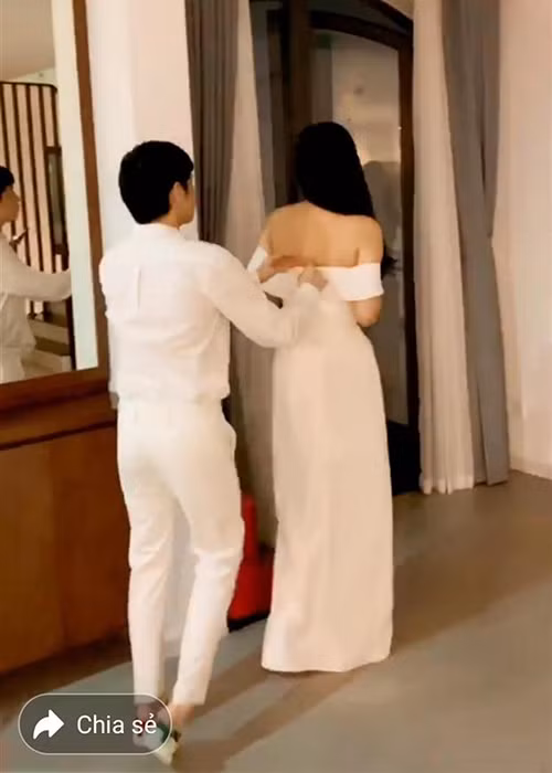 Trong buổi gặp gỡ, nam ca sĩ tỏ ra chu đáo với cô bạn thân. Anh chỉnh sửa váy giúp Mai Phương Thúy. Ảnh: Yan
