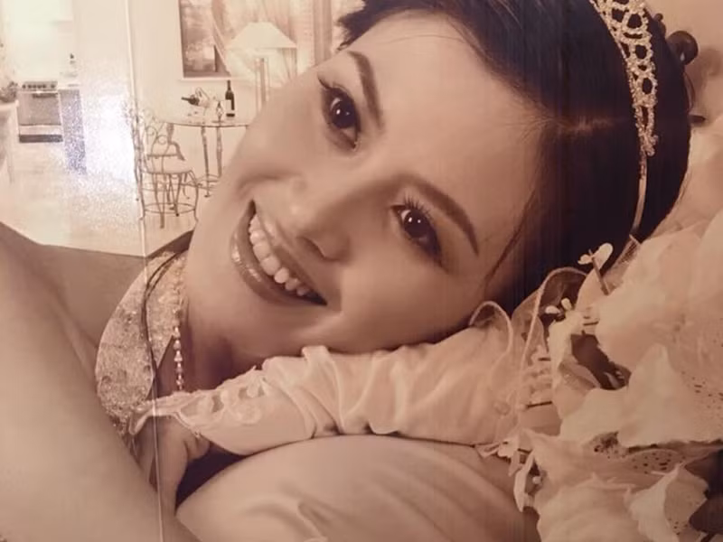 Mới đây, Tùng Dương ly hôn người vợ thứ 3 sau 13 năm sống chung. Giống chồng cũ, Hoa Thúy cũng có đường tình duyên khá lận đận.
