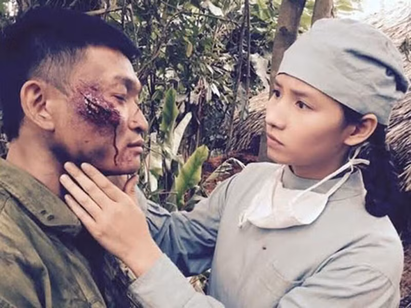 Năm 2015, Lã Thanh Huyền đóng phim điện ảnh “Người trở về”. Trong phim, cô vào vai Mây - một cô gái rời xa gia đình, người yêu để ra chiến trường làm y tá. Khi Mây sống sót trở về, người yêu đã lấy vợ, mẹ cô vì tưởng con gái đã hy sinh nên ốm yếu mà qua đời. Ảnh: Nhân dân