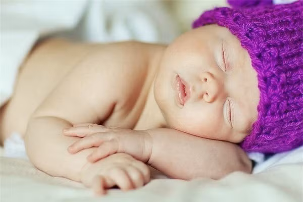 Bé giật mình thức giấc khi rời vòng tay mẹ. Trẻ em có hai giai đoạn ngủ: Ngủ năng động và ngủ yên. Khác với trẻ lớn và người trưởng thành, trẻ sơ sinh dưới 3 tháng có giấc ngủ năng động khá dài. Khi bé ngủ trên tay mẹ nhưng tay chân và mắt vẫn động đậy, nghĩa là bé đang trong giấc ngủ năng động, chỉ cần một chút kích thích nhỏ cũng dễ dàng tỉnh giấc.