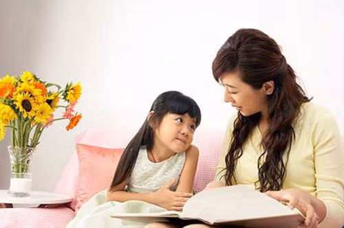 Tôn trọng và thể hiện cảm xúc của mình. Phái nữ bao giờ cũng có những cảm xúc riêng, một số biết sử dụng nó nhưng một số lại bị nó chế ngự đến mất hết lý trí. Vì thế mà cha mẹ hãy dạy con cách tự hình thành những cảm xúc của mình với việc phát triển từ vựng nhưng buồn, vui, lo lắng, sợ hãi, tức giận,…