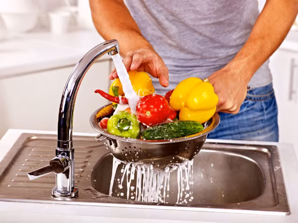 Rửa bằng nước sạch. Mặc dù, một số sản phẩm có sẵn để rửa rau củ nhưng bạn vẫn cần qua bước cuối cùng là rửa nước sạch trên vòi. Nghiên cứu xác nhận rằng nước là đủ để làm sạch hơn 90% các vi khuẩn.