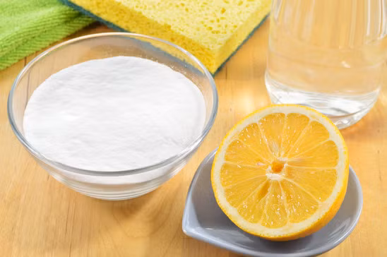 Tự làm dung dịch rửa rau. Hãy chuẩn bị nước sạch, nước cốt chanh, soda và giấm táo. Trộn các loại này thành một dung dịch để ngâm thực phẩm tươi sống trong 5-7 phút rồi rửa lại bằng nước sạch trước khi chế biến.