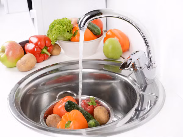 Tối thiểu, bạn cần phải rửa thực phẩm tươi sống sạch để loại bỏ những vi khuẩn, vi trùng thông thường. Hoặc bạn có thể dùng dung dịch tẩy rửa hóa chất bảo vệ thực vật để làm sạch rau củ tươi sống trước khi ăn.