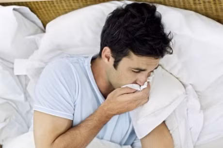 Các chất dịch rỉ thường xuyên được tiết ra khi mũi bị viêm dính chặt vào lớp niêm mạc khiến cho bạn có cảm giác ngứa ngáy, khó chịu. Điều này dẫn tới việc bạn thường xuyên ngoáy mũi gây chảy máu.