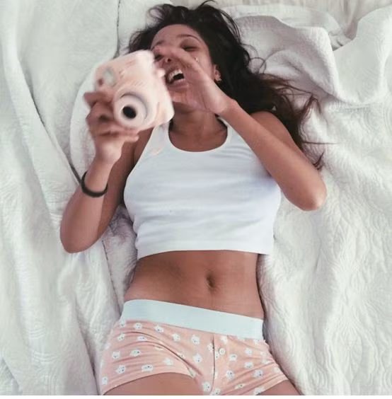 “Đừng tìm kiếm những bộ bikini hấp dẫn khi đã có con, hãy tìm kiếm vẻ đẹp theo một cách khác. Khi vóc dáng không còn được như những cô người mẫu bikini vì phải trở thành một người mẹ, hãy tự hào về điều đó”.