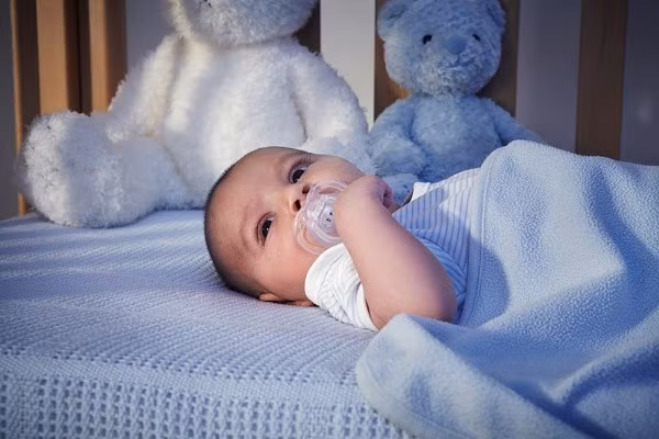 Gây tổn thương hệ thần kinh. Đèn ngủ có thể ngăn cản cơ thể trẻ sơ sinh tiết ra hormone melatonin. Hormone này có vai trò quan trọng trong sức khỏe hệ thần kinh. Nhờ nó mà trẻ có thể ngủ thẳng giấc và không bị mệt mỏi khó chịu. Vì thế, đừng quên tắt đèn khi ngủ nhé.