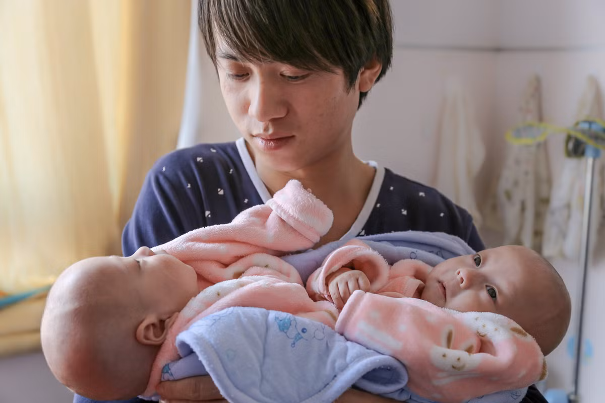 Sau hai tuần chăm sóc đặc biệt, cặp song sinh đã hồi phục sức khỏe. Anh Yu, cha của hai em bày tỏ lòng biết ơn với bệnh viện và các nhà hảo tâm đã cứu giúp gia đình anh
