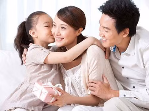 Vì vậy, cần kiềm chế cảm xúc, nói ít một chút, nói chậm hơn một chút, thông thường chỉ nên dùng tối đa “ba câu nói” để biểu đạt ý của mình. Làm như vậy sẽ tránh được một cuộc tranh cãi không đáng có, mà còn cải thiện tình cảm, vợ chồng hiểu nhau hơn.
