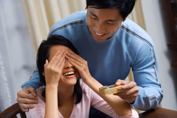 Nguyên tắc 2 : Một ngày chỉ được phê bình đối phương tối đa một lần Trong một ngày khi lời trách mắng càng nhiều thì những lời tán dương khen thưởng sẽ ít dần đi. Trong gia đình không ai muốn thấy đối phương lúc nào cũng cau có, lớn tiếng chỉ trích.