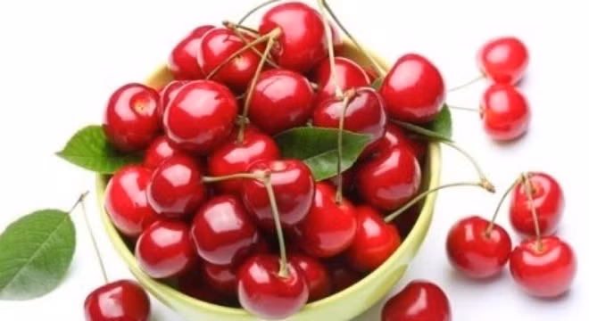 Cherry. Các chất chống oxy hóa trong quả cherry có tác dụng ngăn chặn các gốc tự do gây tổn thương tế bào và mô. Quả Cherry còn giúp bạn cải thiện các vấn đề về giấc ngủ bởi chúng chứa melatonin giúp điều hòa giấc ngủ.
