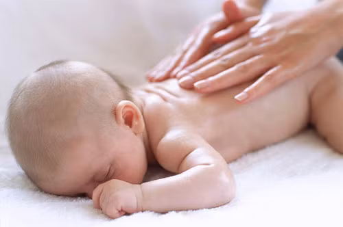 Kem trị côn trùng. Da em bé mềm và non vì thế mà rất thu hút muỗi và côn trùng. Mẹ có thể dự trữ loại thuốc này trong nhà, nó rất cần thiết khi đến mùa virus.
