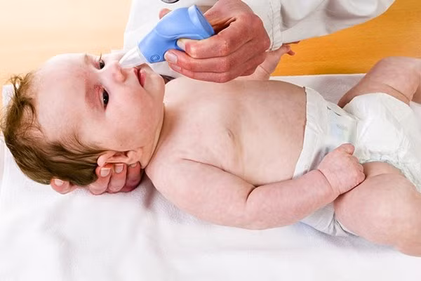 Nước muối biển dạng xịt. Nếu bé không chịu nhỏ mũi thì nước muối biển dạng xịt là thay thế tuyệt vời. Loại nước muối biển dạng xịt dành cho trẻ sơ sinh tia xịt sẽ rất nhẹ không hề gây hại đến mao mạch trong mũi bé.