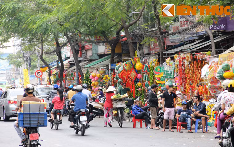 Khắp các tuyến đường ở TP HCM từ nội thành ra ngoại thành, đồ trang trí Tết được bày bán nhộn nhịp.
