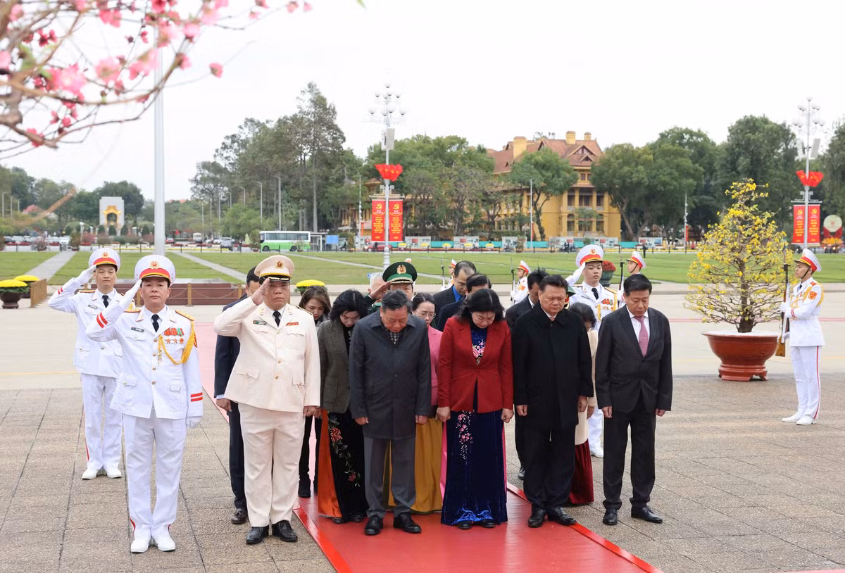 Lãnh đạo Đảng, Nhà nước vào Lăng viếng Chủ tịch Hồ Chí Minh - Hình 4 Lanh dao Dang, Nha nuoc vao Lang vieng Chu tich Ho Chi Minh-Hinh-4