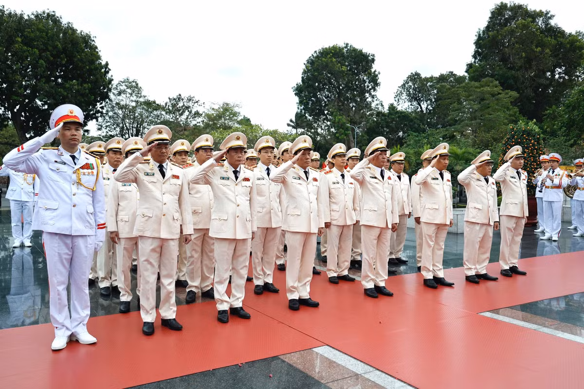 Lãnh đạo Đảng, Nhà nước vào Lăng viếng Chủ tịch Hồ Chí Minh - Hình 7 Lanh dao Dang, Nha nuoc vao Lang vieng Chu tich Ho Chi Minh-Hinh-7