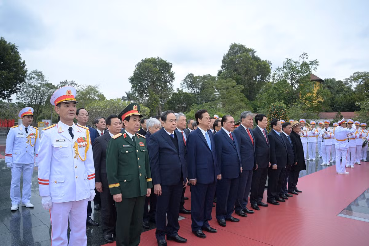Lãnh đạo Đảng, Nhà nước vào Lăng viếng Chủ tịch Hồ Chí Minh - Hình 5 Lanh dao Dang, Nha nuoc vao Lang vieng Chu tich Ho Chi Minh-Hinh-5