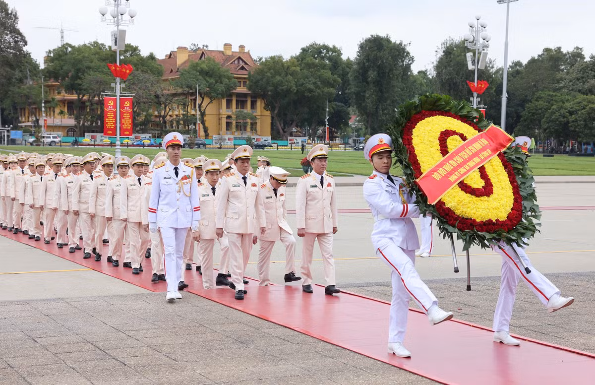 Lãnh đạo Đảng, Nhà nước vào Lăng viếng Chủ tịch Hồ Chí Minh - Hình 3 Lanh dao Dang, Nha nuoc vao Lang vieng Chu tich Ho Chi Minh-Hinh-3
