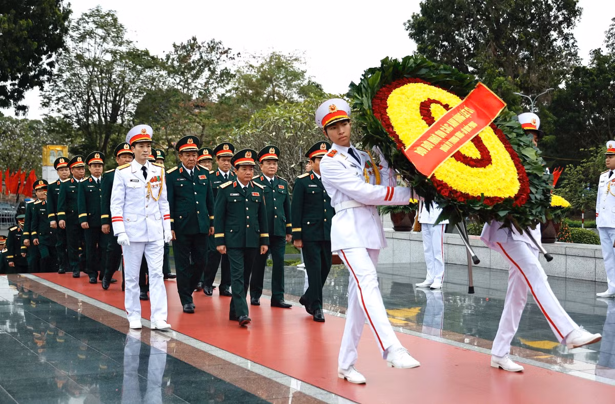 Lãnh đạo Đảng, Nhà nước vào Lăng viếng Chủ tịch Hồ Chí Minh - Hình 6 Lanh dao Dang, Nha nuoc vao Lang vieng Chu tich Ho Chi Minh-Hinh-6