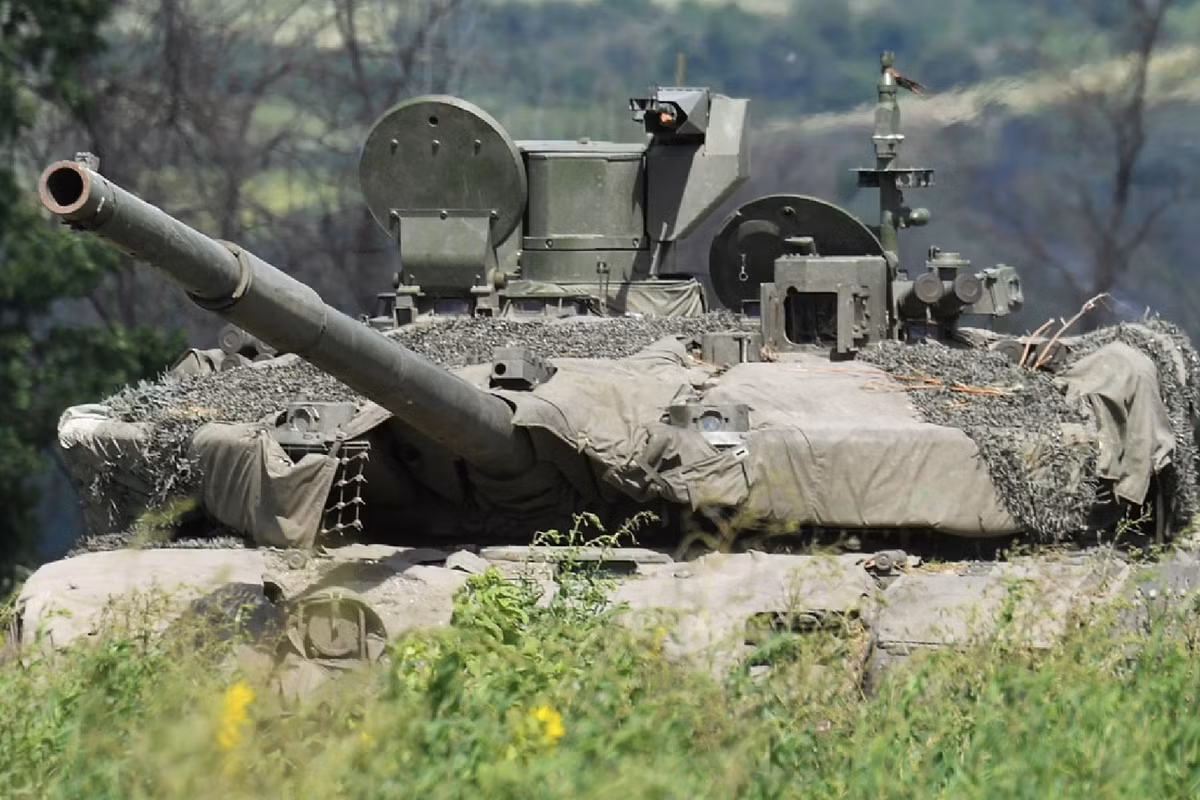 T-90MS cũng được trang bị mô-đun chiến đấu mới, bao gồm thiết bị điện tử hiện đại hóa và hệ thống điều khiển hỏa lực tự động Kalina, cung cấp độ chính xác cao hơn và nâng cao khả năng phối hợp với các đơn vị chiến đấu khác trên chiến trường.