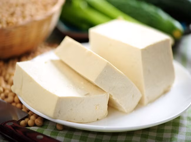 Đậu phụ là món phổ biến trong chế độ ăn kiêng của người Nhật. Đây không chỉ là món thuần chay mà còn giúp bạn có làn da đàn hồi, tươi trẻ hơn. Ảnh: BS.