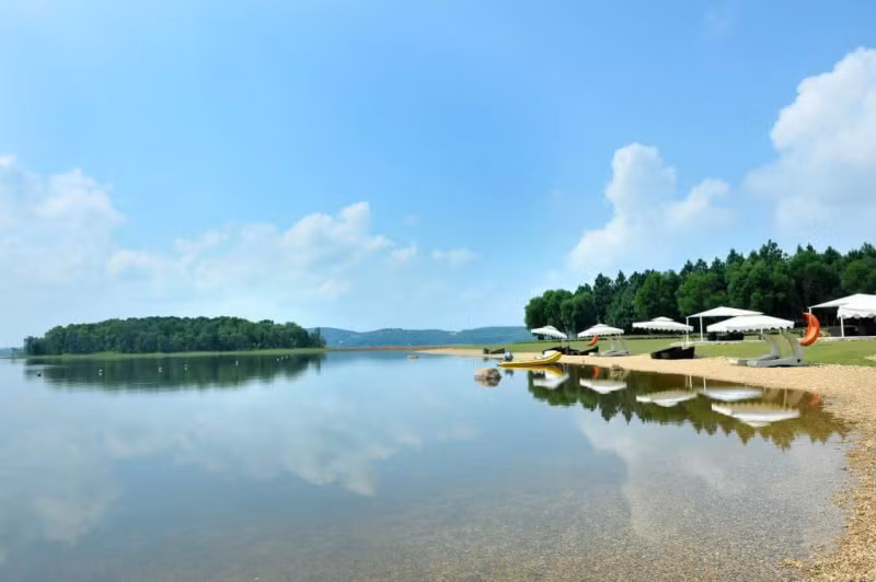 Đến Đại Lải, bạn có thể tham gia vào rất nhiều những hoạt động thú vị ngoài trời như tắm hồ, đạp vịt, đi thuyền tới tham quan các đảo xung quanh hồ Đại Lải, ngắm cảnh chụp hình và đến thăm vùng rừng núi xanh mát. Các bạn sẽ có những trải nghiệm khó quên khi được vẫy vùng trong làn nước mát hay vừa thảnh thơi đạp vịt vừa ngắm cảnh non nước mây trời.