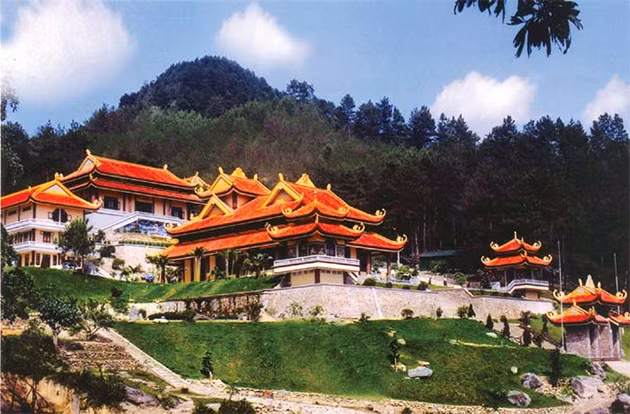 Một ngày ở nơi đây, người ta có thể thưởng thức được dư vị của bốn mùa trong một năm: gió xuân mơn man lúc bình minh, nắng hạ ấm áp vào buổi trưa, tiết thu dìu dịu khi chiều về và cái se lạnh của mùa đông khi bóng tối đổ xuống. Không những mang vẻ đẹp của thiên nhiên núi rừng hùng vĩ mà Tây Thiên còn đem đến cho du khách những trải nghiệm hết sức thú vị và mới lạ với những loại kiến trúc đền, chùa cổ kính.