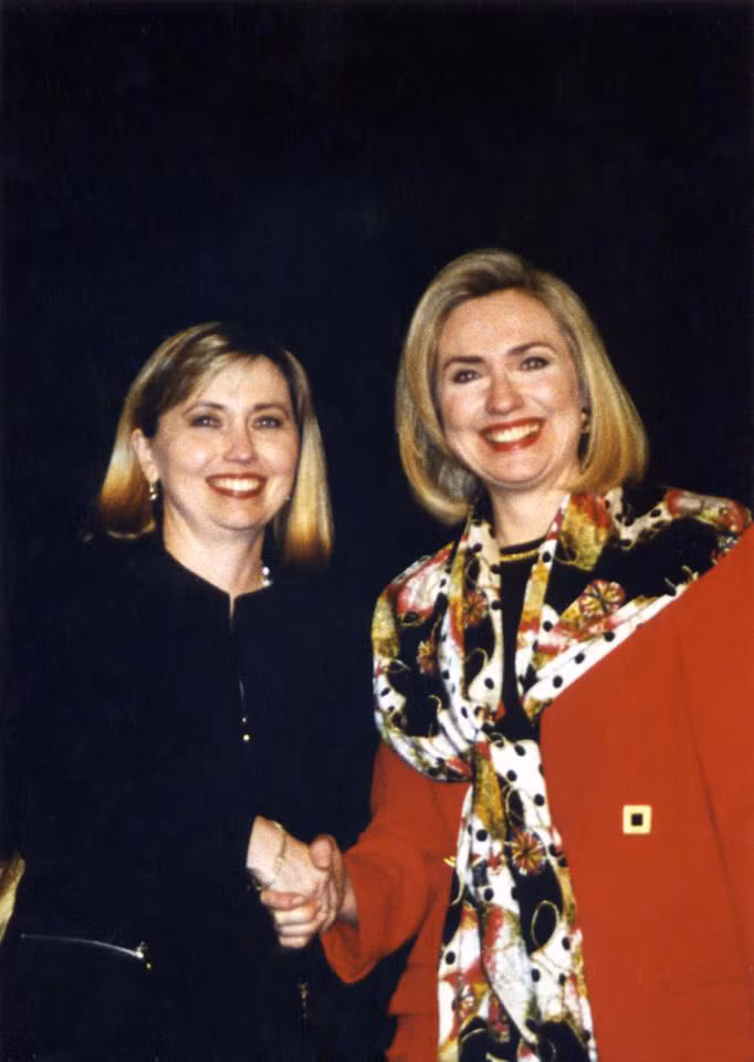 Lần đầu tiên và cũng là lần duy nhất tính cho tới nay, bà Teresa chính thức gặp bà Clinton trong năm 1996.