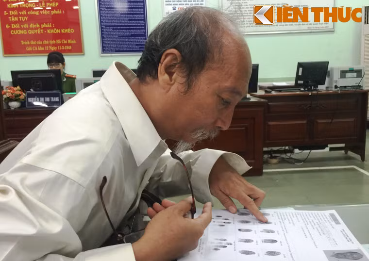 Bác Nguyễn Tiến Thành (ngụ quận 1), người dân đầu tiên làm thủ tục đổi thẻ CCCD trong sáng 4/1. "Tôi rất hài lòng với thái độ làm việc của cán bộ Đội cấp đổi,thẻ CCCD vì sự nhiệt tình, chuyên nghiệp của họ.", bác Thành nhận xét.