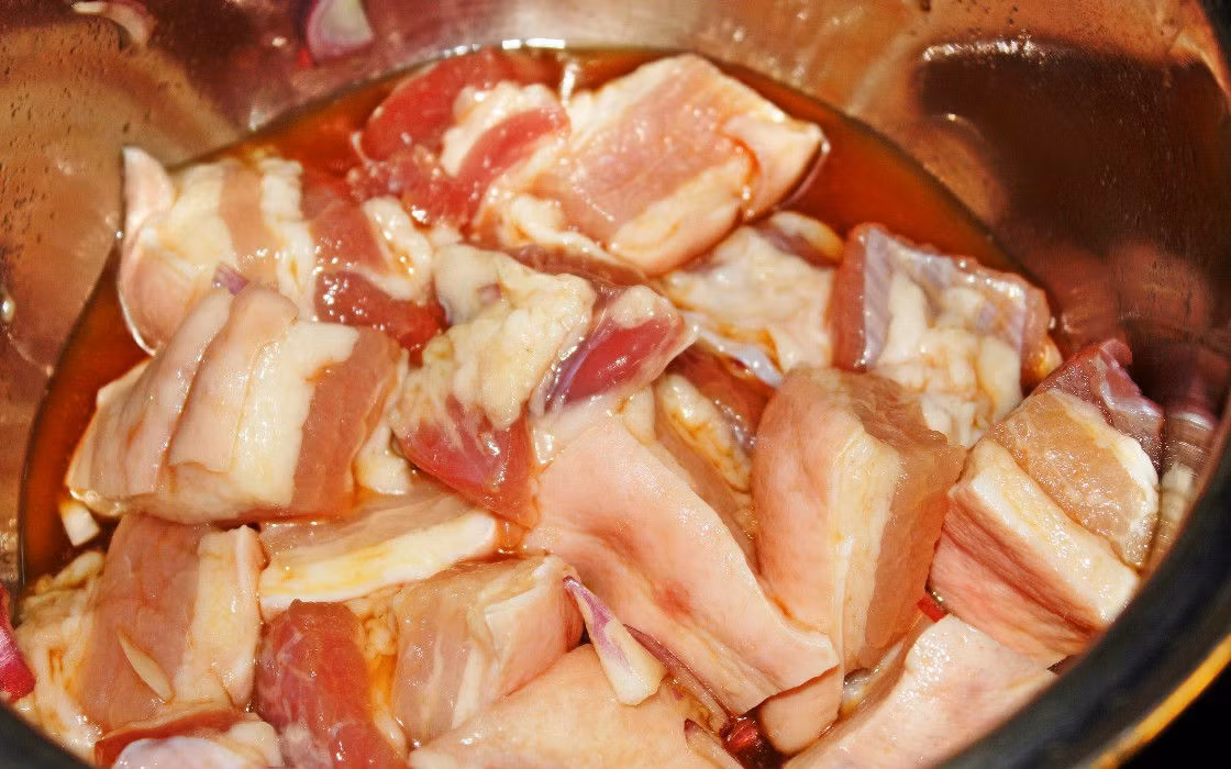 Một trong những bí quyết nấu ăn với nước mắm bà nội trợ cần biết là không nên sử dụng mắm để ướp thịt xào hoặc thịt kho. Điều này sẽ khiến thịt bị cứng và khô hơn so với ướp bằng bột canh.