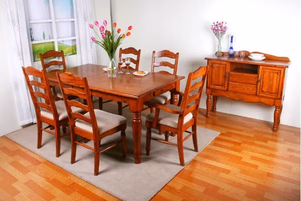 Bàn ăn không nên đặt đối diện với bàn thờ tổ tiên. Nếu diện tích hẹp, nên đặt bàn ăn ra xa và lùi sang hai bên, tránh đặt bàn ăn và bàn thời trên cùng đường thẳng.