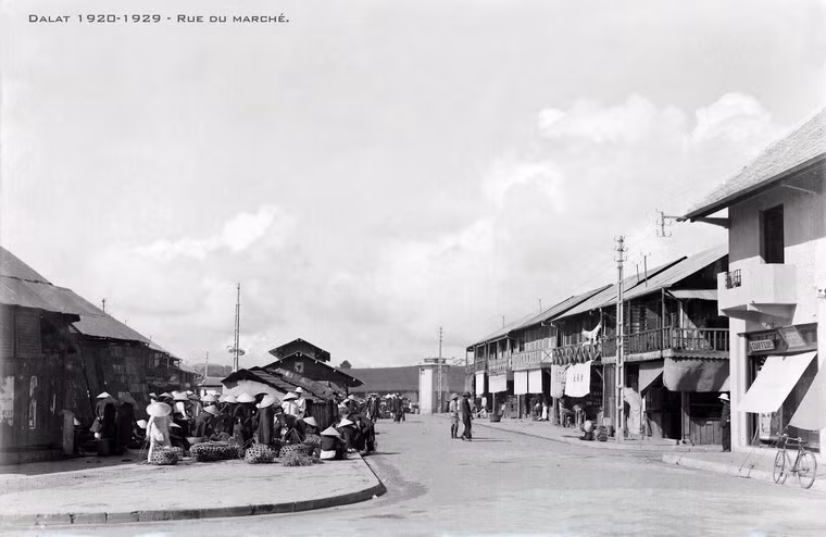 Một hình ảnh khác về chợ cũ Đà Lạt, nhìn từ vị trí ngày nay là ngã ba Tăng Bạt Hổ - Hòa Bình.