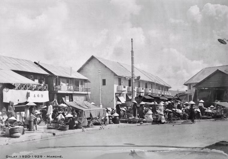 Cảnh họp chợ ở Đà Lạt.