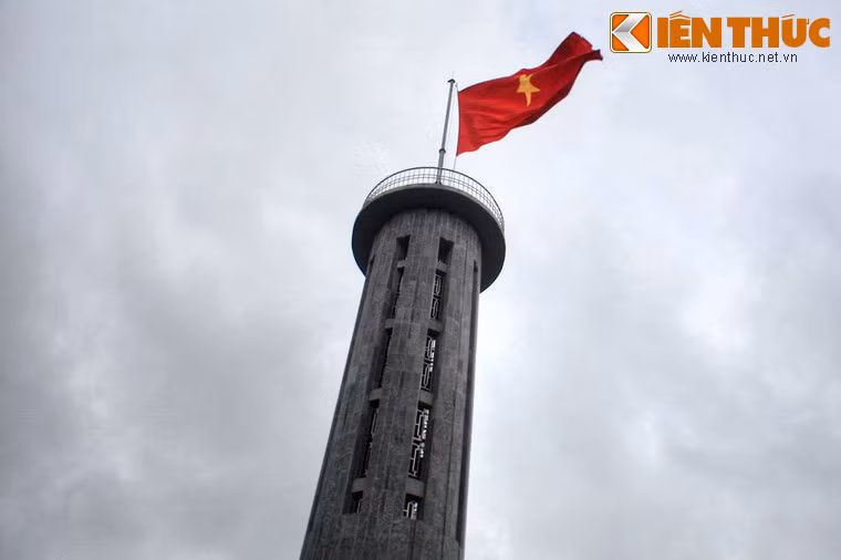 Đỉnh cột cờ là đài quan sát với lan can bao quanh. Giữa đỉnh có cán cờ cao 12,9 mét, có dây ròng rọc để kéo cờ.