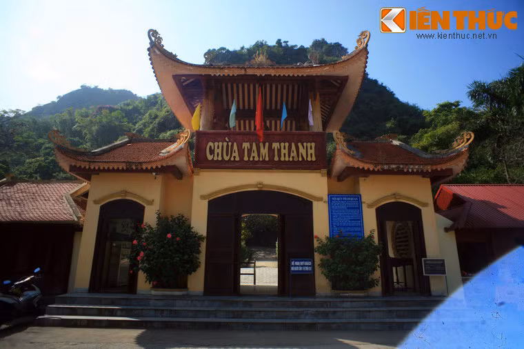 Nằm ở phường Tam Thanh Thành phố Lạng Sơn, tỉnh Lạng Sơn, chùa Tam Thanh có từ thời nhà Lê, là ngôi chùa cổ danh tiếng bậc nhất xứ Lạng.