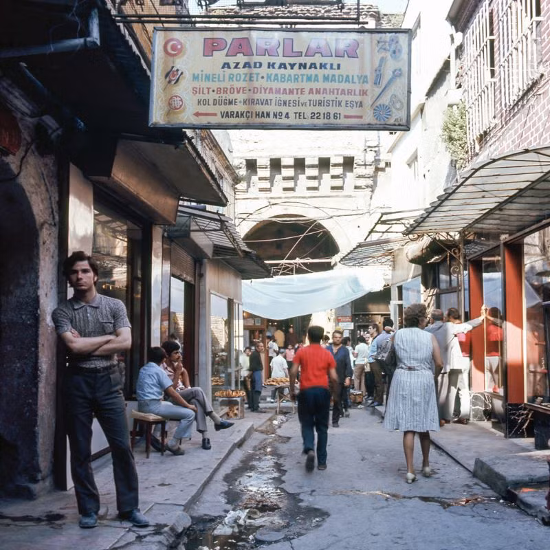 Trong một ngõ hẻm dẫm vào khu chợ Lớn của Istanbul, Thổ Nhĩ Kỳ thập niên 1970. Ảnh: ICEAACH.